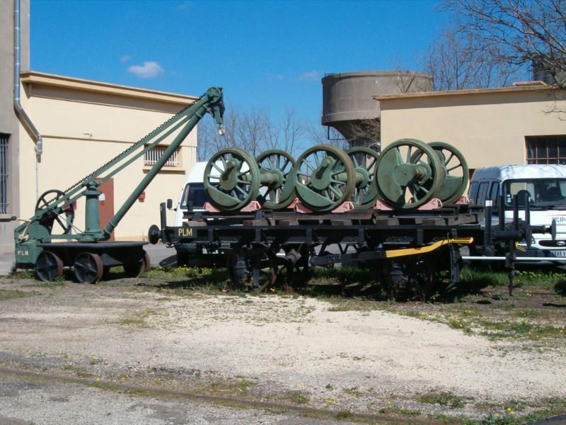 Zwei (ur-) alte Gterwagen, noch mit Anschriften der ehemaligen PLM in Miramas. (In Miramas hat es wie an vielen anderen Orten in Frankreich, so unter anderem auch in Nmes, ein (mini) Bahnmuseum auf dem Depotgelnde.)