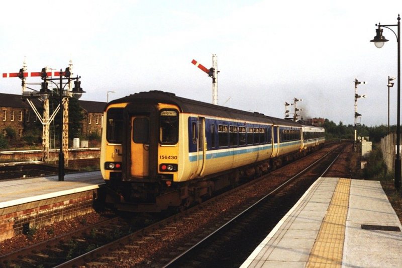 Zwei verschiedene Baureihen (156 und 158) zwischen die Flgelsignale von Stirling. Hier sind die 156 430 und 158 745 mit Regionalzug Dunblane-Glasgow unterwegs am 03-08-1999. Bild und scan: Date Jan de Vries.