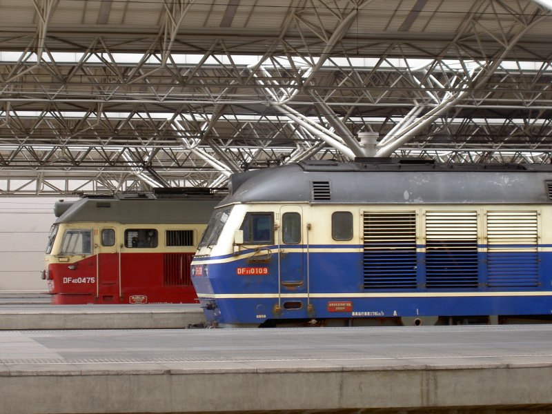 Zwei verschiedene DF- Lokomotiven warten am 05.08.2007 in Shanghai Sdbahnhof auf ihre Ausfahrt.
