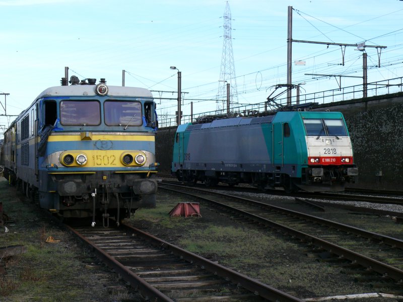 Zwei verschiedenen Welten. Die neue Cobra-Lok 2818 fhrt an der dem Verfall berlassenen SNCB-Lok 1502 vorbei. Aufgenommen am 25/01/2009 in Lttich-Kinkempois.
