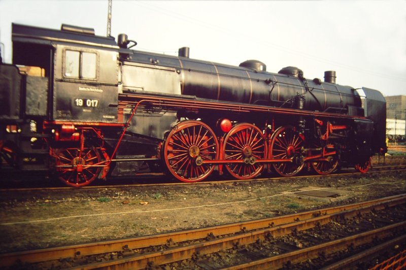 Zwei Vertreter der Mikado-Klasse. Als erstes die 19 017, der Sachsenstolz im Gleisbereich des Bw Dresden-Altstadt. Digital fotografiertes Dia.