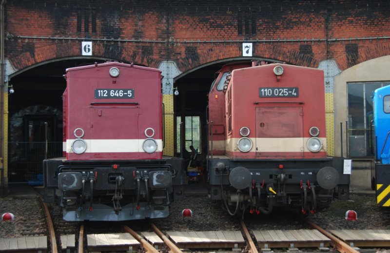 Zwei Vertreterinnen der DR-V100. Die Form des Aufbaus wurde ab der 044 gendert. Beide Versionen findet man in Hilbersdorf, 22.08.08