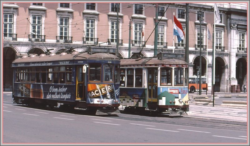 Zwei Vierachser der Linie 15 nach Belem treffen sich im Zentrum an der Praca Comrcio. (Archiv 06/92)