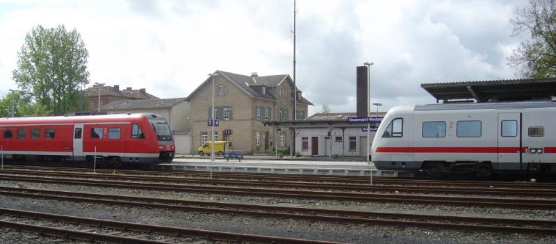 Zwei VT612 kurz vorm Zusammenkuppeln in Neuenmarkt-Wirsberg.
Nach kurzem Aufenthalt gings dann weiter als RE nach W�rzburg.