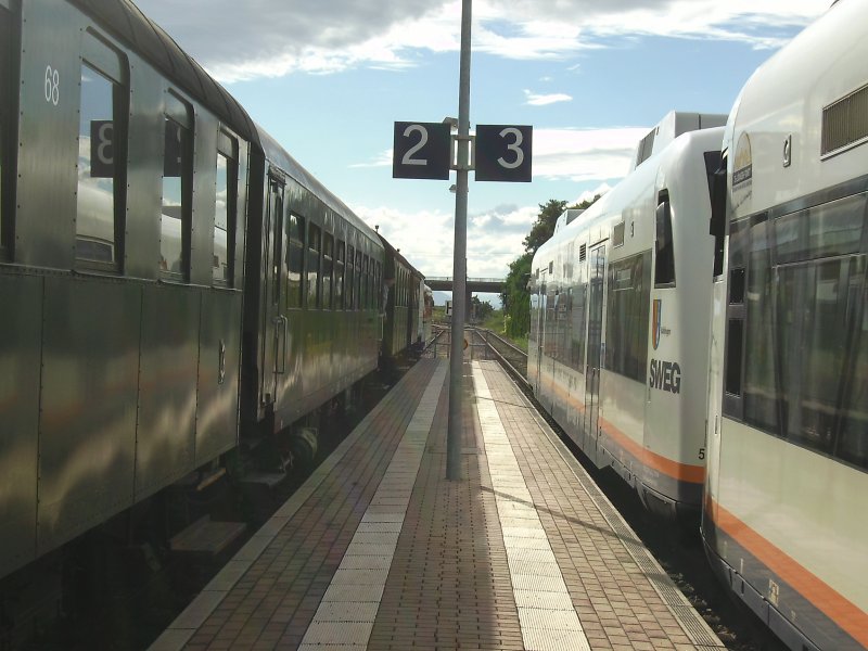 Zwei VT650 am Nachmittag den 19.7.08 im Bahnhof Riegel neben dem Museumszug Rebenbummler!