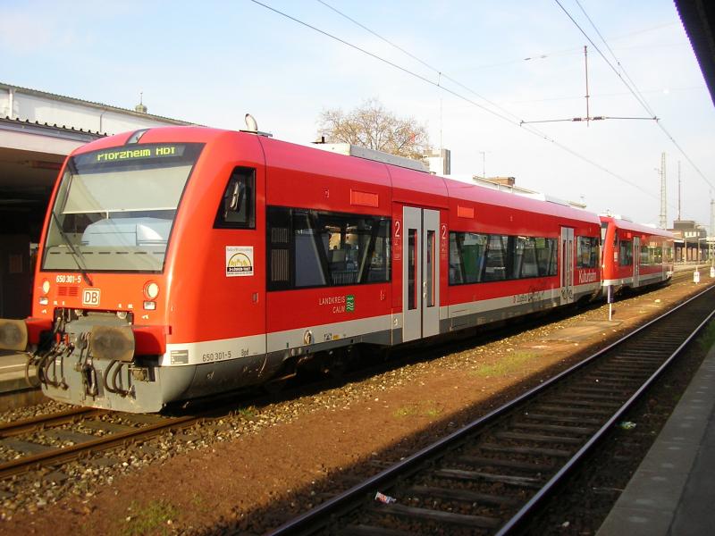 Zwei VT650.3 stehen am Morgen des 3.5.06 in Pforzheim auf Gleis 1.