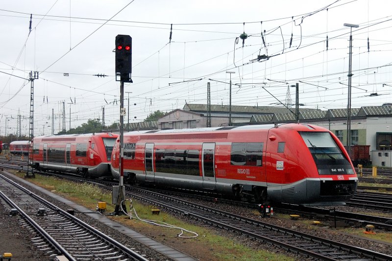 Zwei  Walfische  BR 641 der  Hochrheinbahn  auf Gestellungsfahrt in Basel-Bad am 12.08.2008 . F�hrend 641 011-2.