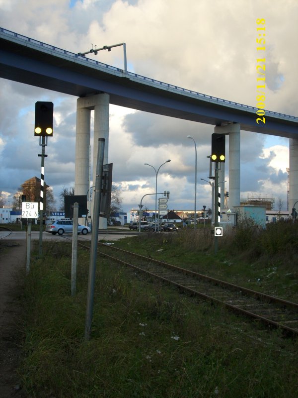 Zwei Wegbergangssignale in Stralsund unterhalb der Rgenbrcke.Das linke Gleis kommt von der Hauptstrecke Sassnitz-Stralsund,rechte Streckengleis kommt vom Sdhafen.Beide Gleise fhren weiter in Richtung Hafen.