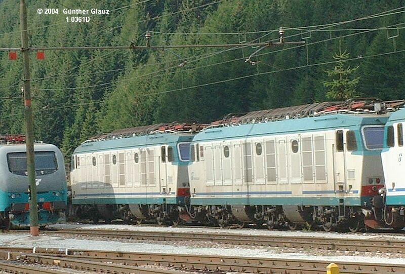 Zwei weitere E-Loks der FS-BR 652 am 29.08.2004 im Bahnhof Brenner, diese Loks haben auf einer Seite zustzlich drei Seitenfenster.