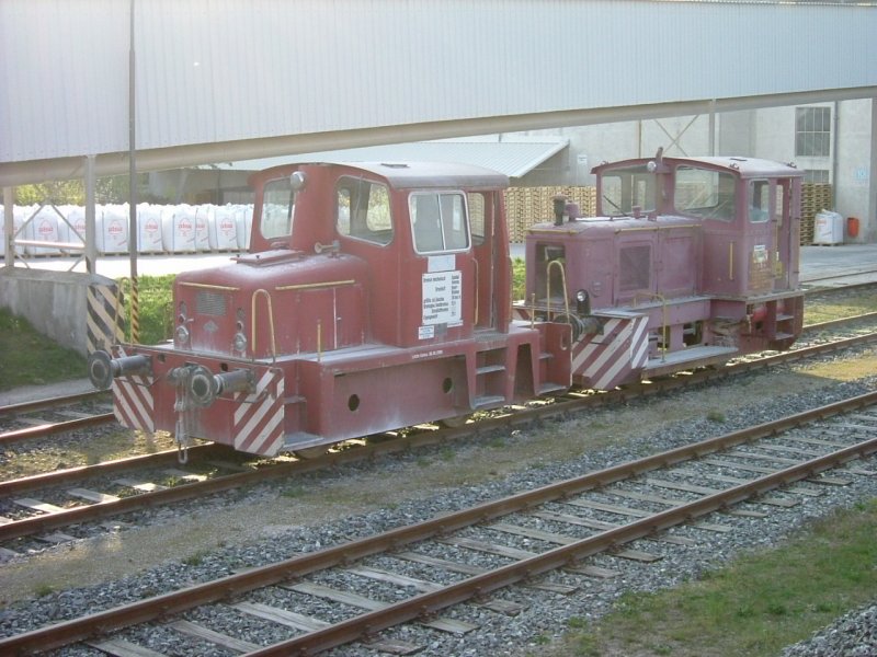 Zwei Werkslokomotiven der Frima Kick in Schnaittenbach hintereinander. die Loks werden wegen zu geringem Verkehrsaufkommen fast nicht mehr bentigt, da die Firma noch ein dritte hat und alles mit dieser rangiert. Die hintere Lok steht glaube ich sogar zum Verkauf (bin mir aber hierber nicht 100% sicher)! (13.04.2007)