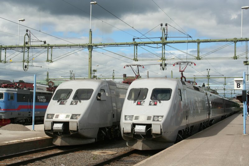 Zwei X2000, SJ X2 2001 + 2020 am 23.7.2008 in Sundsvall C.