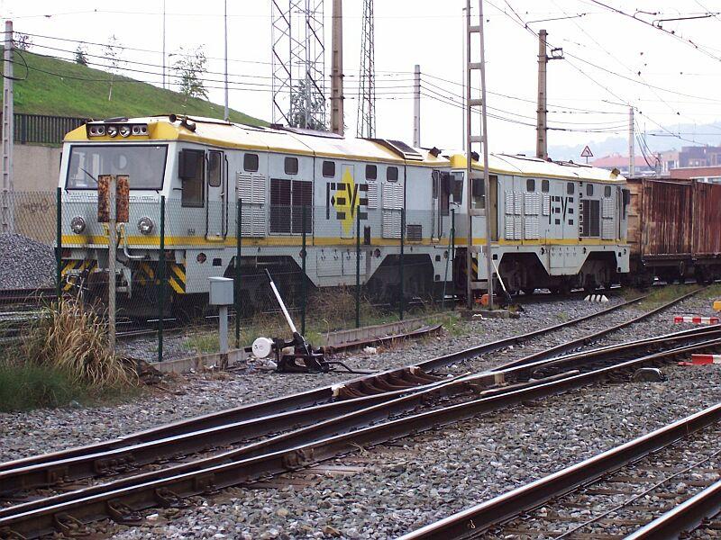 Zwei ZEVE-Dieselloks Baureihe 1600 mit Gterzug am 29.09.2005 in Ariz-Basauri im EuskoTren - Streckennetz, Strecke Bilbao - San Sebastian. Dieselloks der EuskoTren habe ich keine gesehen.