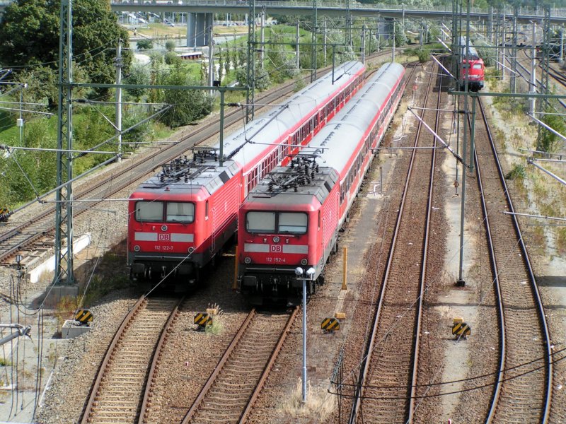 Zwei Zge abgestellt in der Nhe des Bahnhofs von Wolfsburg am 22.08.04.