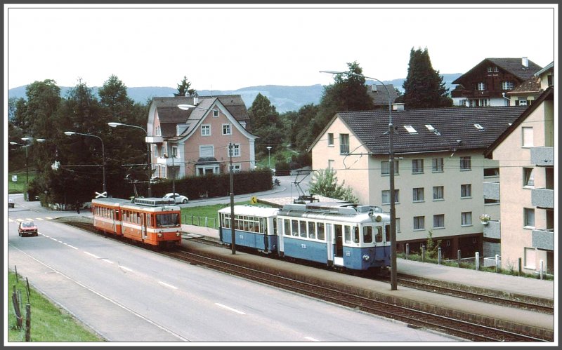Zwei Zge der lteren und neueren Bauart kreuzen sich in Notkersegg oberhalb von St.Gallen. (Archiv 06/80)