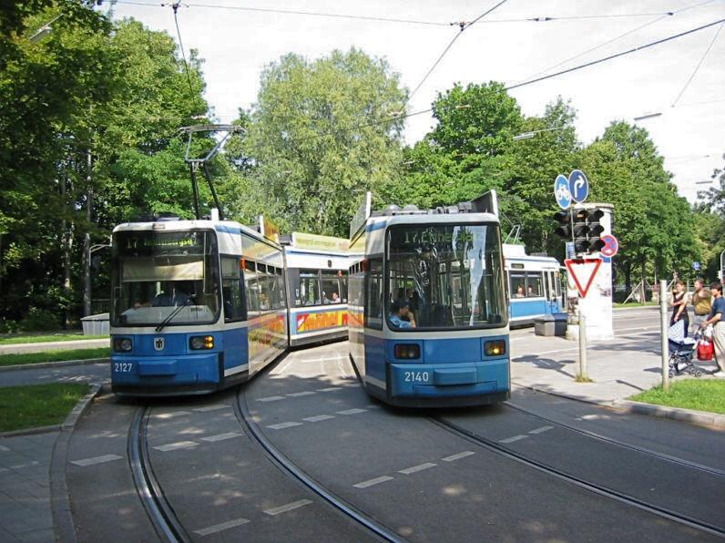Zwei Zge der Linie 17 treffen sich am 18.07.2004 bei der Haltestelle Tivolistrasse nahe dem Englischen Garten.