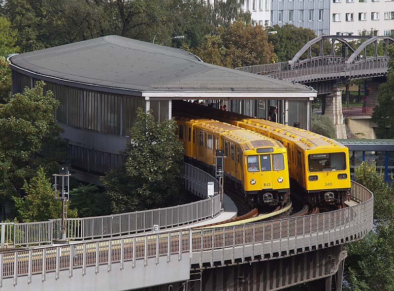 Zwei Zge der Linie U1 begegnen sich am 06.09.2006 am Bahnhof Mckernbrcke. Von der Plattform des Technik-Museums hat man eine wunderschne Aussicht auf die U-Bahn und den Landwehrkanal.