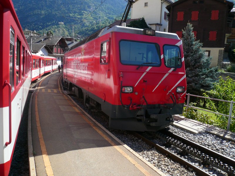 Zwei Zge der matterhorn Gotthard Bahn begegnen sich am 18.8.2007 in  Stalden 