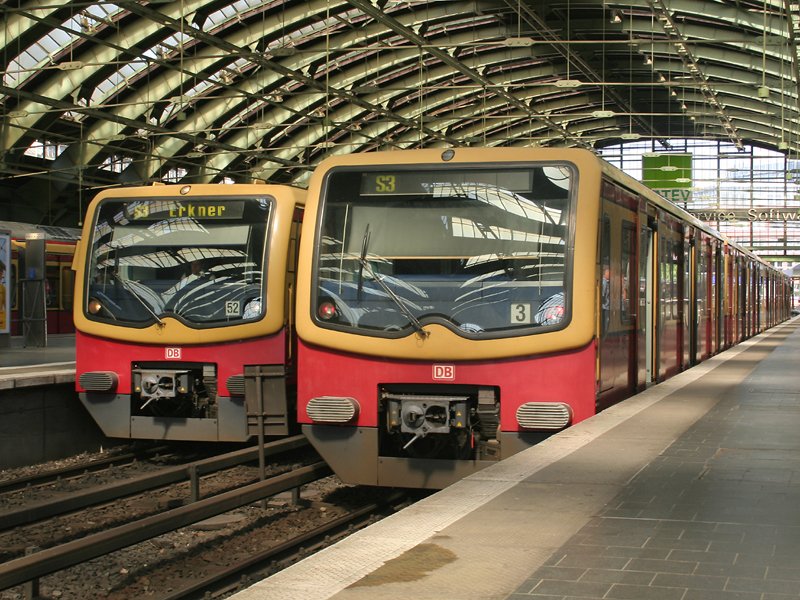 Zwei Zge der S3 im Berliner Ostbahnhof:
Der Zug rechts ist gerade angekommen und die Fahrgste sind ausgestiegen. Gleich wird er in die Kehranlage, westlich der Bahnsteighalle fahren um danach seine Fahrt Richtung Erkner erneut anzutreten, so wie der Zug links.
(13.05.2007)