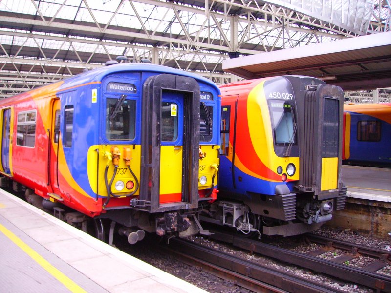 Zwei Zge der Southwest stehen in Waterloo. 24.10.07