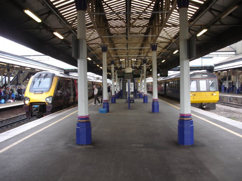 Zwei Zge stehen im Bahnhof von Exeter