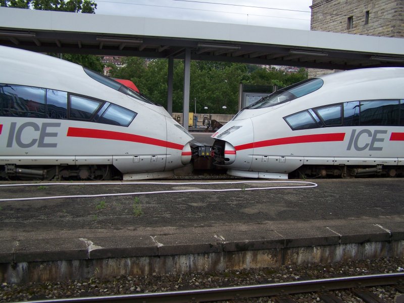 Zwei zusammengekoppelte ICE-3 Zge standen am 27.Juni 2007 im Bahnhof Stuttgart bereit und fuhren nach langem Aufenthalt nach Mnchen Hbf.