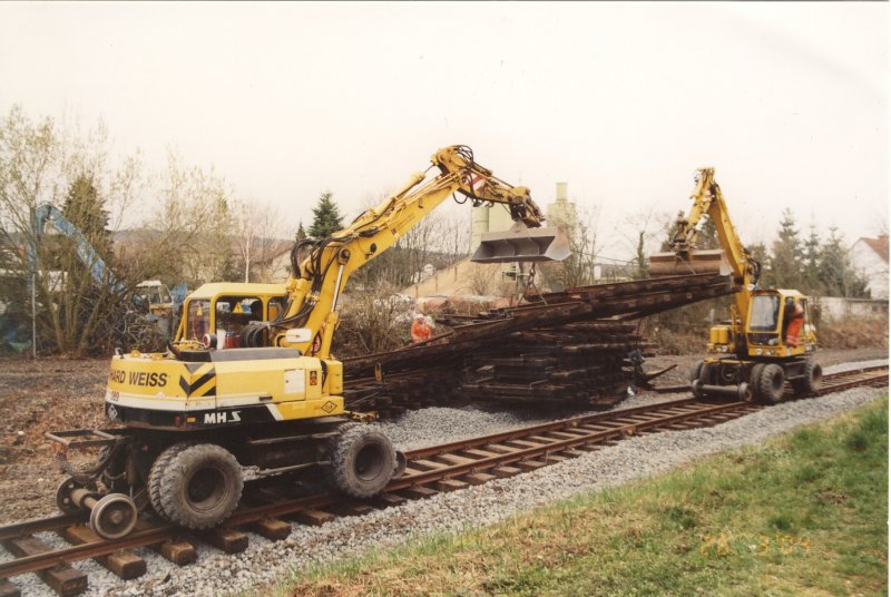 Zwei ZW-Bagger von O&K beim Abtransport von Altmaterial das beim Neubau der Zufahrtsgleise zur Hauptwerkstatt der Butzbach-Licher-Eisenbahn in Butzbach,Hessen,wo auch das bekannte Gef�ngnis ist, anfiel.