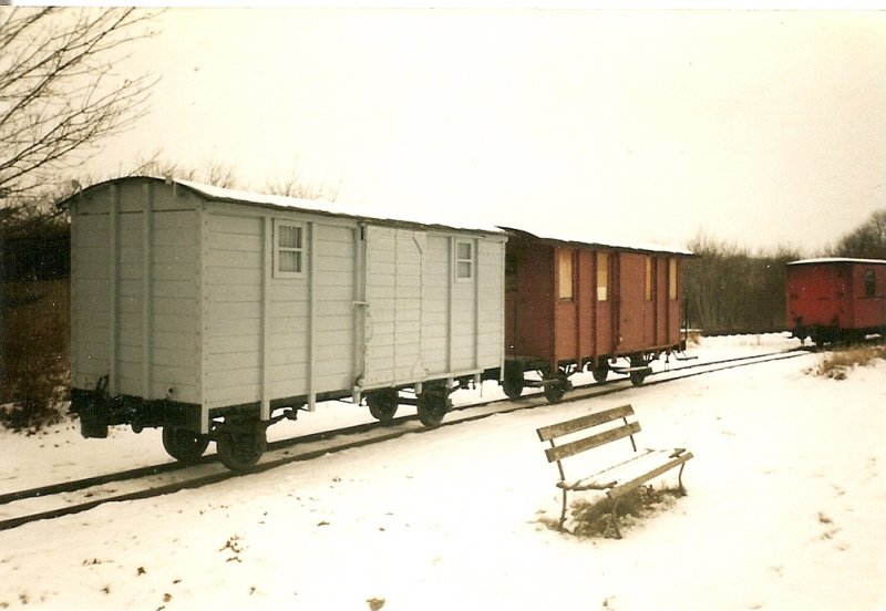 Zwei zweiachsige Gterwagen in Putbus im Februar 1999.