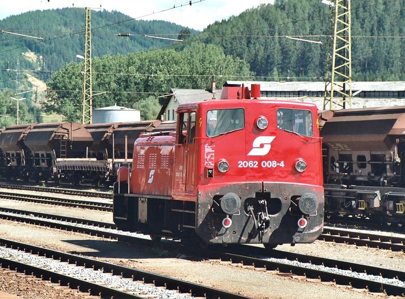Zweiachsige Dieselverschublokomotive 2062.008 im Bahnhof Knittelfeld am 4.9.2003