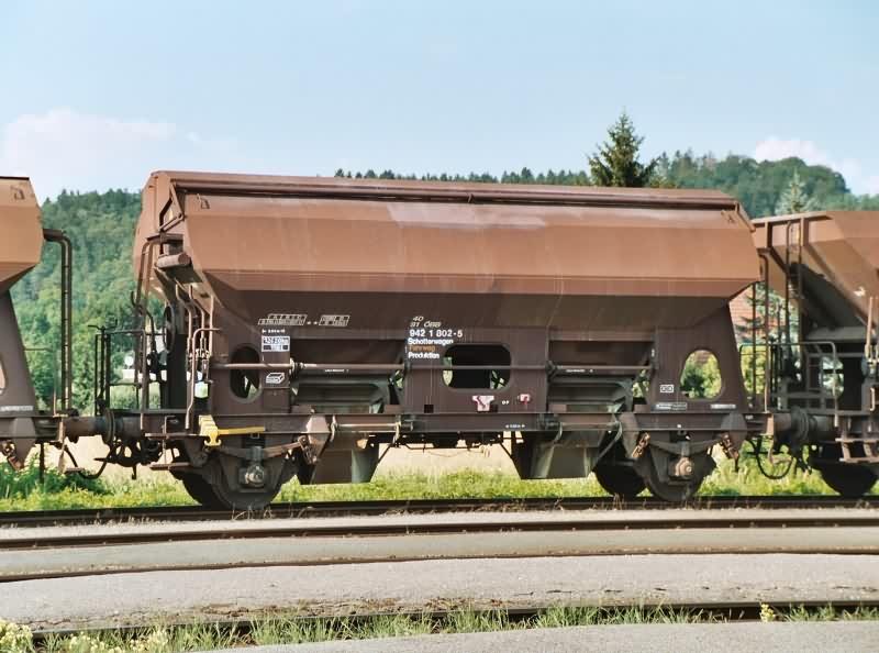 Zweiachsiger Schotterwagen der BB im Bahf. Feldbach (Stmk.) im August 2003