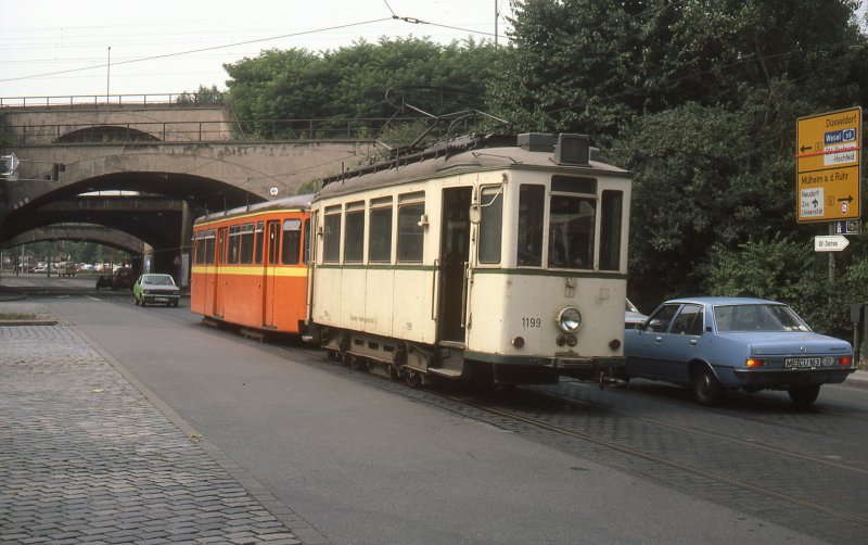 Zweiachsiger Vorkriegstriebwagen 1199 -ex 199 - AEG/Waggonfabrik Uerdingen Bj. 1929 berfhrt im August 1984 einen vierachsigen Beiwagen auf dem Sternbuschweg in Duisburg - Neudorf Richtung Mlheimer Strae.