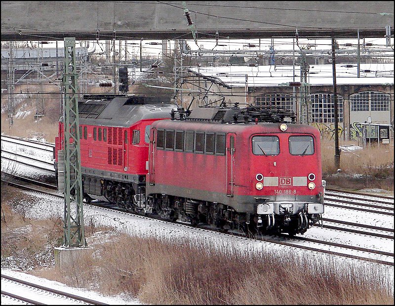 Zweiergespann - die 140 168-8 schleppt die 232 204-7 in den Hbf Stralsund.  (am 10.02.07 )