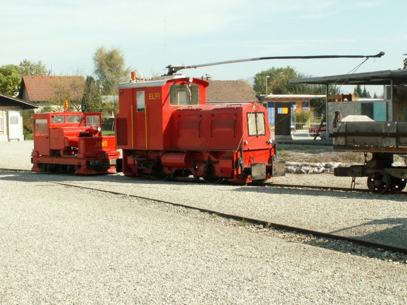 Zweikraftlok  Elfi (Gebus/IRR 1958)mit Diesellok  Juno (Motor-Rail 1950)auf dem IRR Werkplatz.Lustenau 12.10.08