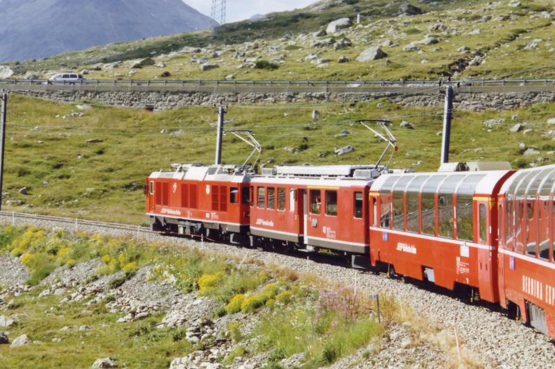 Zweikraftlok Gem 4/4 (801)  Steinbock  und Triebwagen Abe 4/4 (42) mit ihrem Bernina-Express auf der Fahrt von Tirano nach St. Moritz. (Sommer 2003)