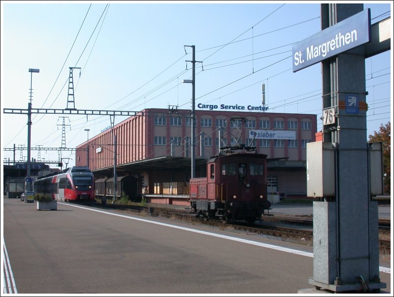 Zweikraftrangierlok Tem III 348 neben 4024 024-4 im Bahnhof St.Margrethen. (24.09.2007)