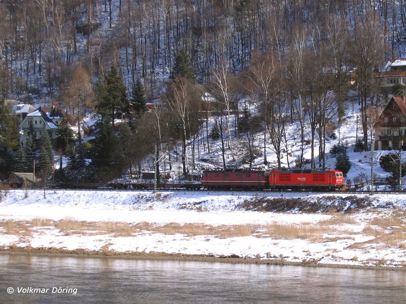 Zweimal Baureihe 180 in unterschiedlicher Farbgebung und seitenvertauscht aneinander gekuppelt in Doppeltraktion mit einem Leerzug aus Tschechien bei Wehlen (Schsische Schweiz). Whrend die fhrende Lok bereits im neuesten Railion-Outfit erscheint, hat die andere noch die alte DR-Farbgebung. - 05.03.2006
