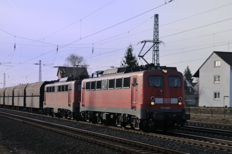 Zweimal BR 140, fhrend 140 868-1 vor einem schweren Schttguttransport kurz vor Bensheim an der KBS 650. (02.02.09) 