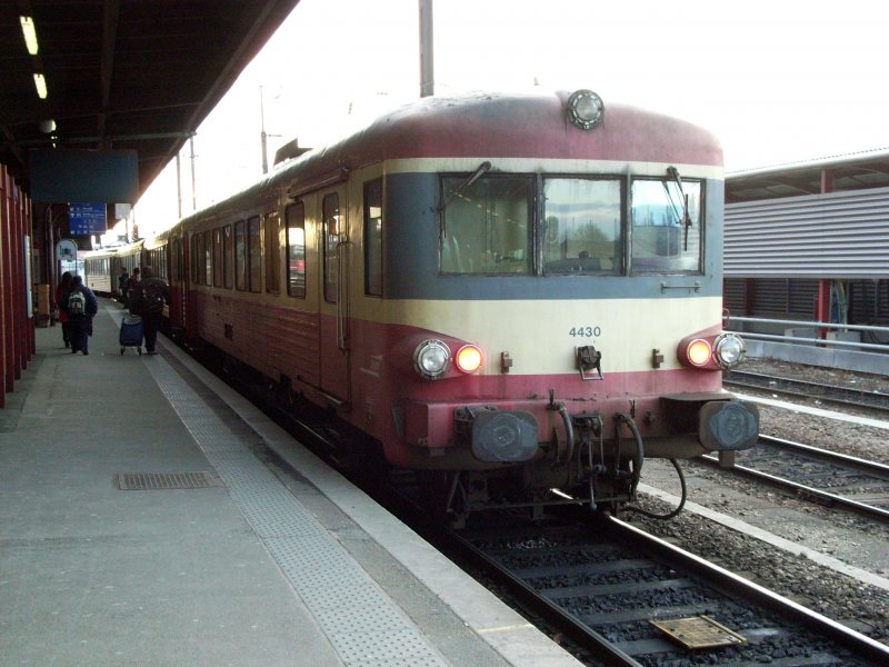 zweimal EAD: klassischer unmodernisierter Triebzug X 4430+8385 und modernisierter Triebzug X 4773+8773 als TER 35732 nach Epinal, Strasbourg ab 17:54.

Strasbourg
03.03.2007
