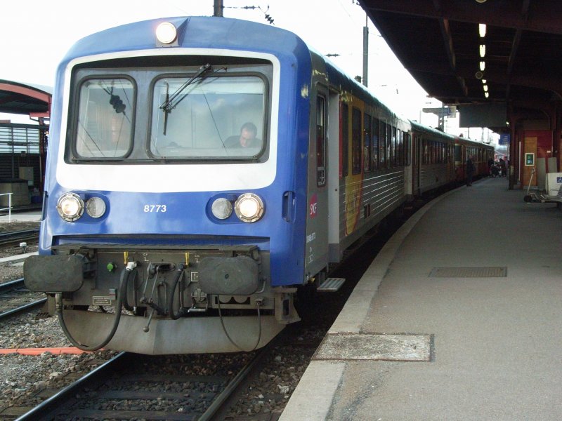 zweimal EAD:  modernisierter Triebzug X 8773+4773 mit neueren Fronten in MetroLOR-Design und klassischer unmodernisierter Triebzug X 8385+4430 als TER 35732 nach Epinal, Strasbourg ab 17:54.

Strasbourg
03.03.2007