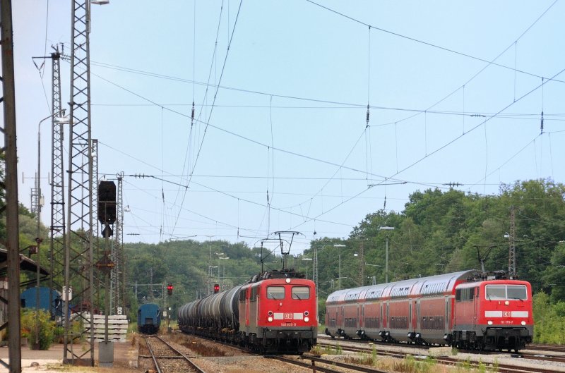 Zweimal Ganzzug unter dem Himmel von Neuoffingen.. Kessel meets Regio.