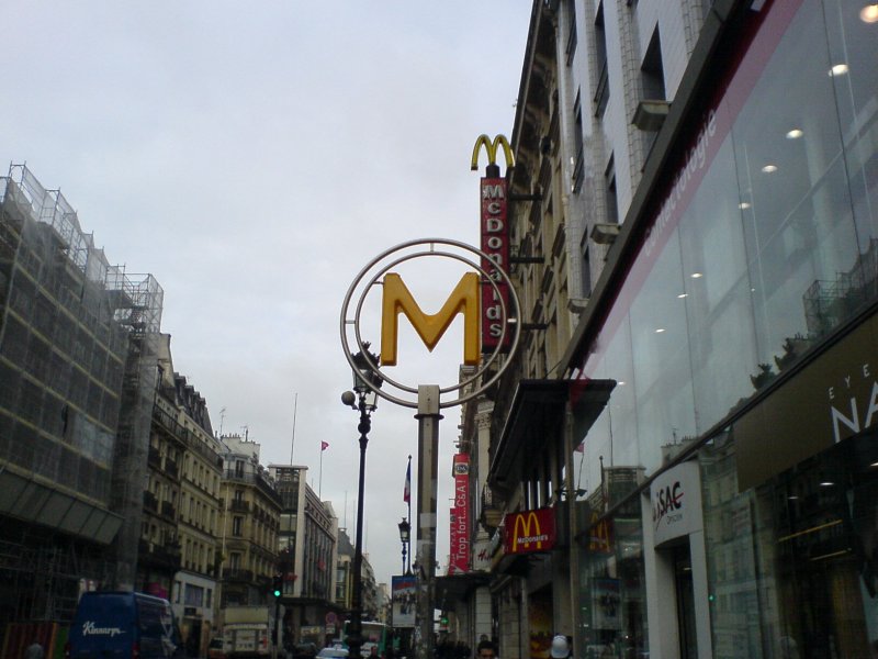 Zweimal das grosse gelbe M. Einmal ein Metroschild, rechts daneben mehrmals Mc Donalds. 