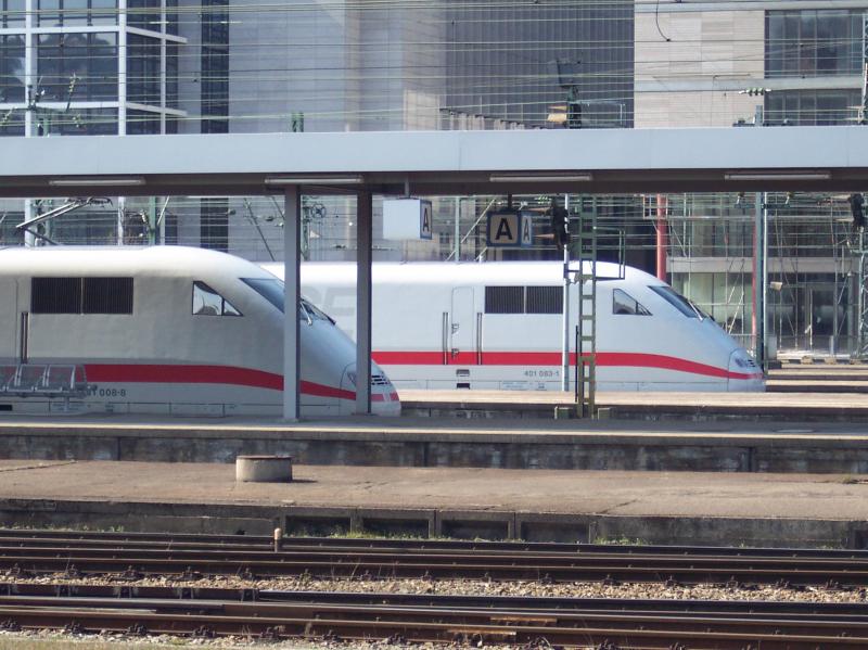 Zweimal ICE BR 401 im Stuttgarter Hauptbahnhof