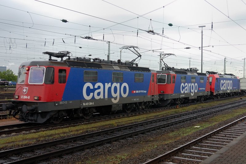 Zweimal Re 421 und einmal Re 482 (kalt) vor einem langen, schweren Containerzug bei der Durchfahrt durch Basel-Bad am 12. August 2008.