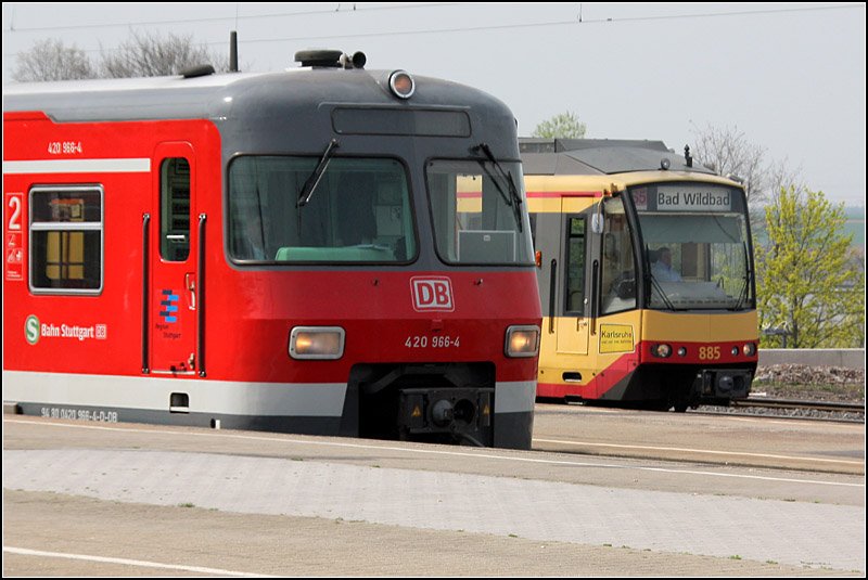 Zweimal S5 -

Parallelfahrt zweier unterschiedlichen Bahnen, auf unterschiedlichen Systemen verkehrend aber mit gleicher Liniennummer. S5 der S-Bahn Stuttgart und S5 der Stadtbahn Karlsruhe im Bahnhof Bietigheim. 

12.04.2009 (M)