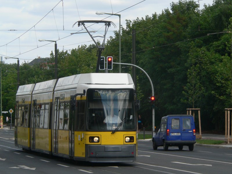 Zweirichtungsfahrzeug der BVG am 16.7.2006 nahe dem U-Bhf. Bernauer Strae.