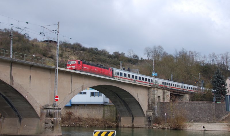Zweistromlok 181 212-2 kommend aus Deutschland hat auf der Grenzbrcke Wasserbillig den Abschnitt 15kV verlassen und hat alle Stromabnehmer unten. Noch ein paar Meter und die Lok befindet sich im 25 kV Bereich der Luxemburgischen CFL, wo dann der entsprechende Stromabnehmer ausgefahren wird.