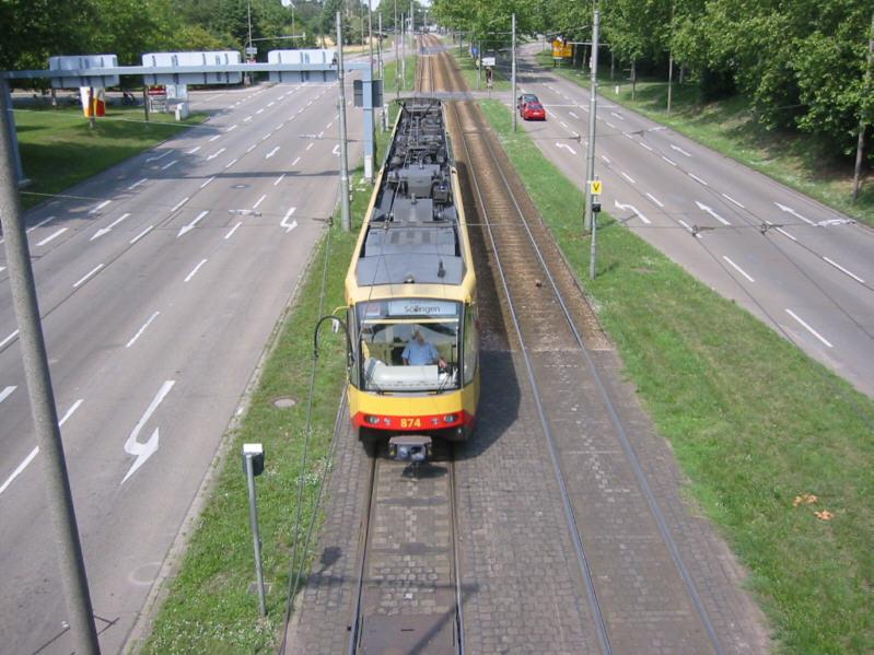 Zweisystem-Stadtbahn des KVV im Karlsruher Stadtteil Mhlburg am 25.07.2004. Der Zug der Linie S 5 kommt aus Wrth am Rhein, fhrt weiter in Richtung Karlsruhe Innenstadt und dann nach Sllingen.