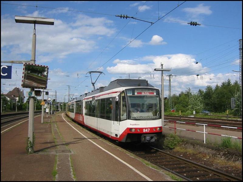 Zweisystem-Stadtbahnwagen 487 des Karlsruher Verkehrsvrbundes fhrt am 23.05.2006 als Linie S31 in Richtung Freudenstadt Hbf in den Bahnhof von Rastatt ein.