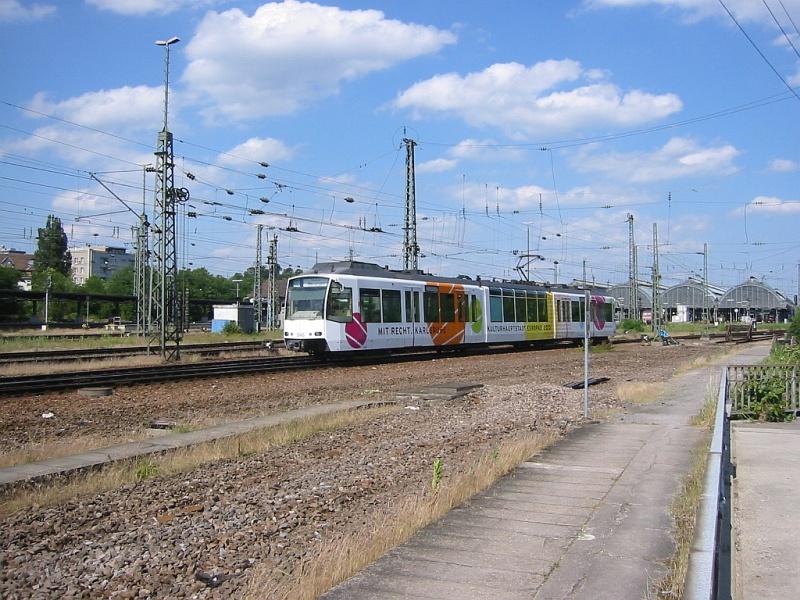 Zweisystem-Stadtbahnwagen 848 des KVV fhrt am 12.06.2005 in den Hauptbahnhof von Karlsruhe ein. Das Fahrzeug trgt eine Eigenwerbung der Stadt Karlsruhe fr die Bewerbung als europische Kulturhauptstadt, die zu diesem Zeitpunkt aber bereits gescheitert war.