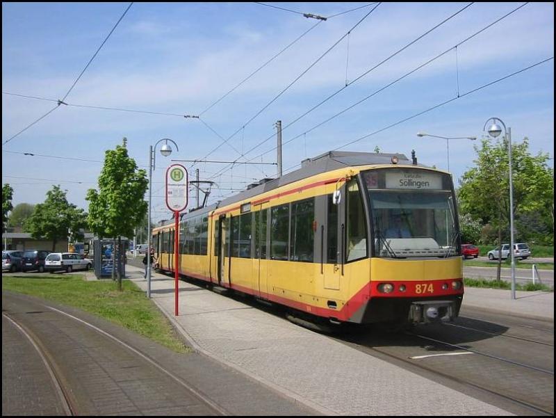 Zweisystem-Stadtbahnwagen 874 steht am 03.05.2006 an der Haltestelle Rheinbergstrasse im Karlsruher Stadtteil Knielingen. Die Bahn der Linie S5 kommt von Wrth am Rhein in Rheinland-Pfalz und fhrt weiter durch die Karlsruher Innenstadt bis nach Sllingen. An dieser Haltestelle befindet sich auch eine Wendeschleife sowie eine Umsteigemglichkeit zu Buslinien.