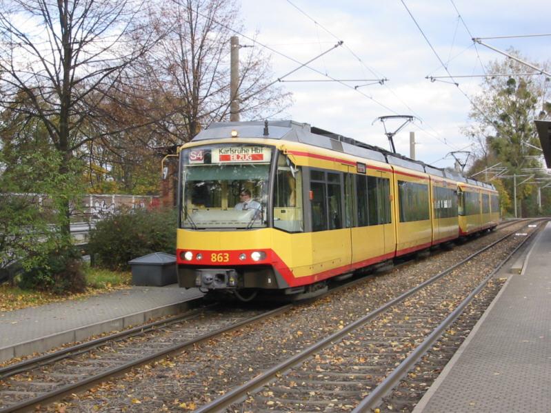 Zweisystem-Triebwagen 863 des KVV hlt in dem Teil des Bahnhofs Karlsruhe-Durlach (Gleis 11/12), der direkt an das Karlsruher Straenbahnnetz angebunden ist. Ziel dieses Eilzuges auf der Linie S4 ist der Karlsruher Hauptbahnhof. Dazu wird die Bahn als Straenbahn durch die Innenstadt von Karlsruhe fahren. Die Aufnahme entstand am 07.11.2004.